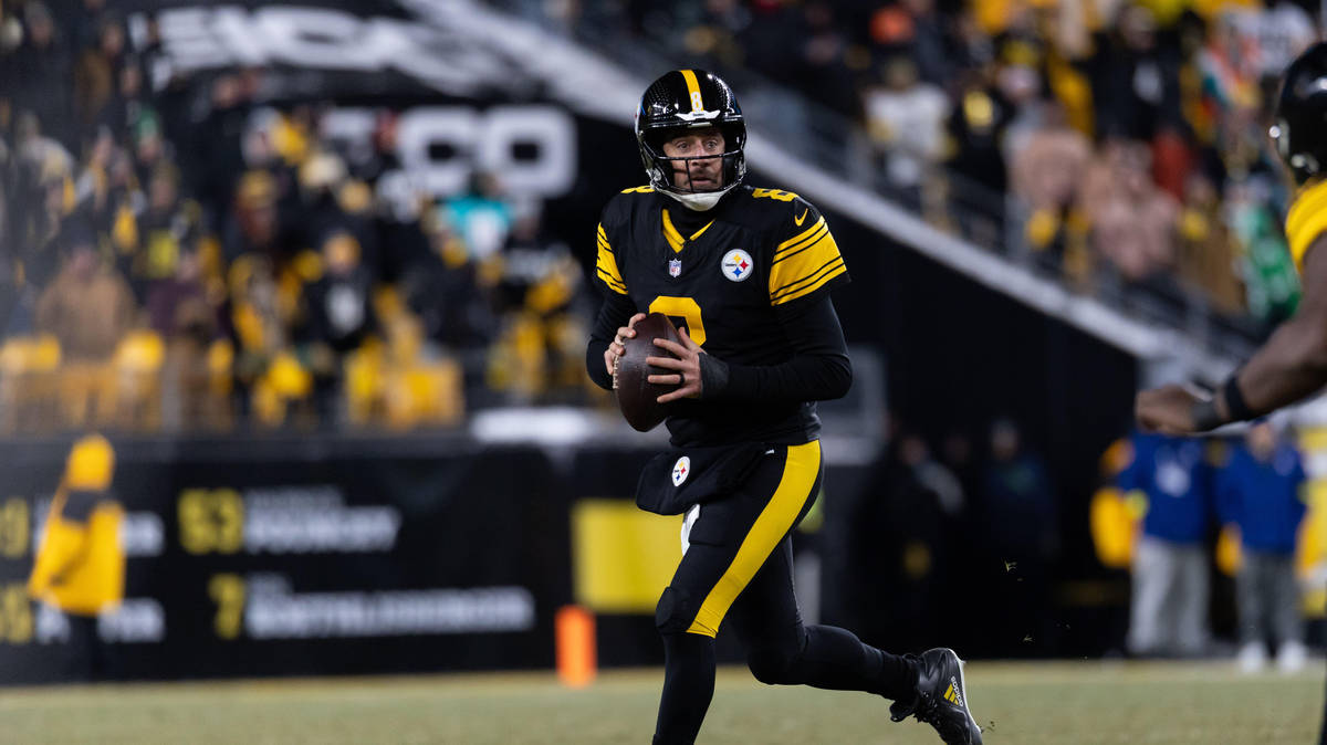 Steelers beat Dolphins 28–15 with two touchdown passes from Aaron Rodgers