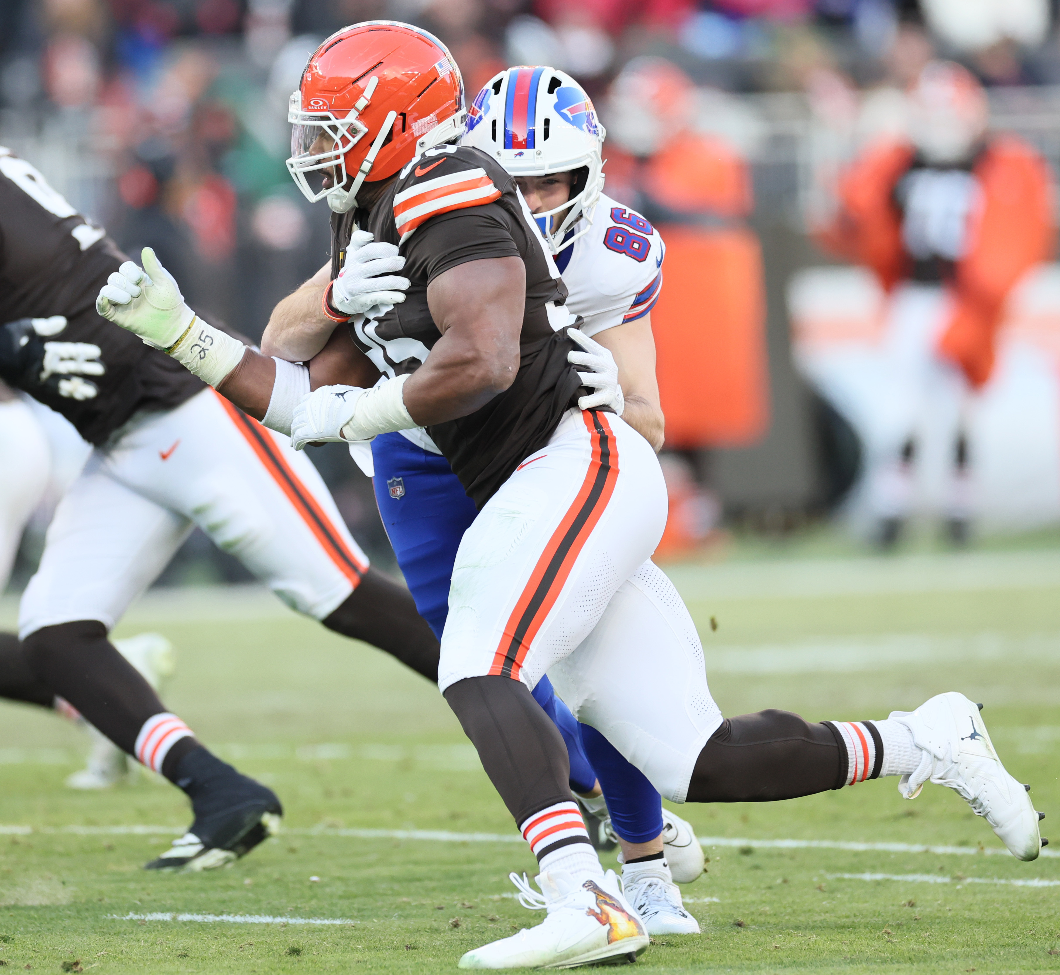 Cleveland Browns defensive end Myles Garrett tries to get around the block of Buffalo Bills tight end Dalton Kincaid in the second half.  