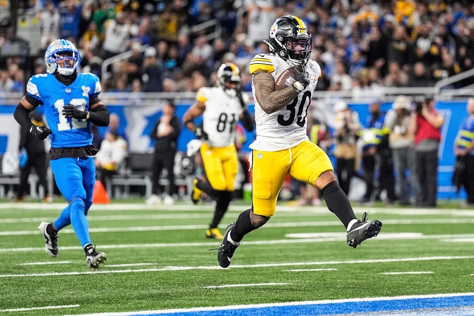Pittsburgh Steelers running back Jaylen Warren (30) runs for a touchdown against Detroit Lions during the second half at Ford Field in Detroit on Sunday, Dec. 21, 2025.