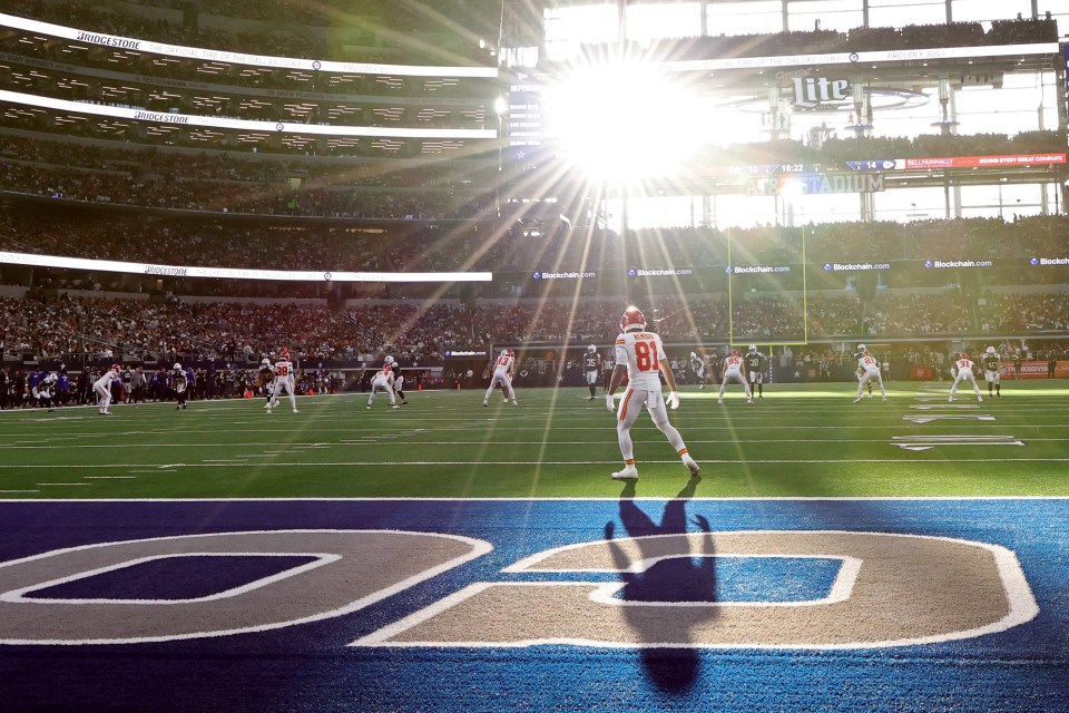 AT&T Stadium has a problem with glare in afternoon games