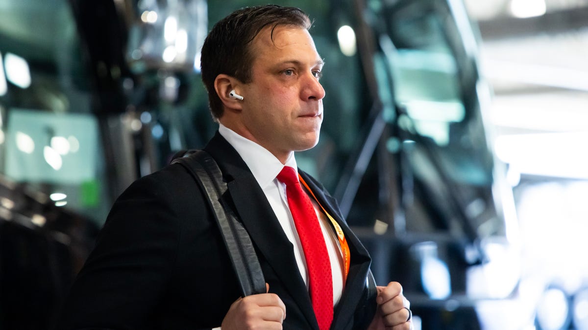 Chiefs sign Zacch Pickens to 53-man roster, Jimmy Holiday to PS