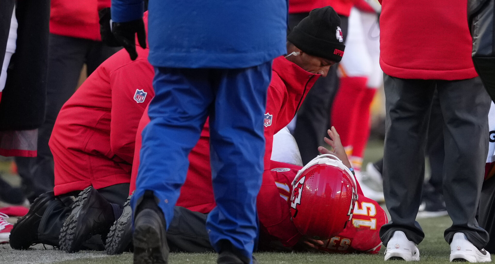 Mahomes injured late as Chargers eliminate Chiefs from playoff contention with 16-13 victory