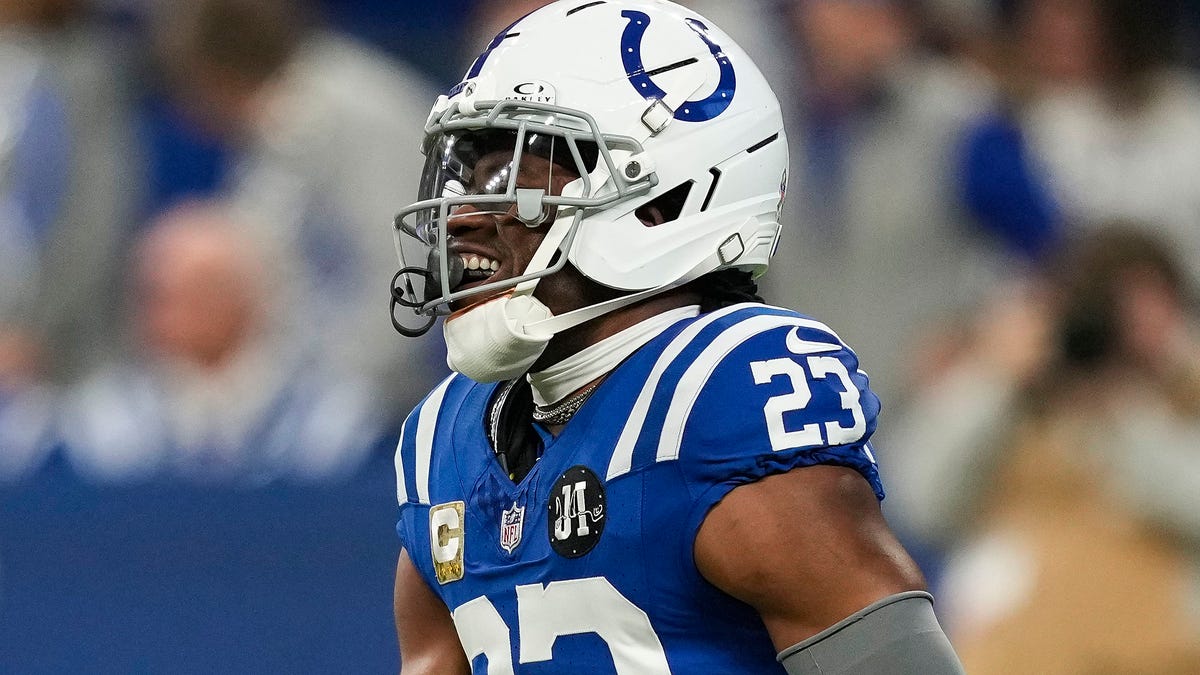 Kenny Moore is Colts' community award winner