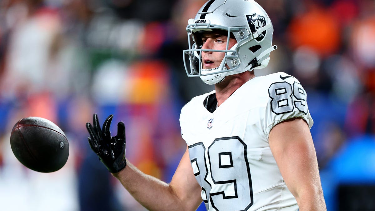 The Raiders don't appear to be prioritizing a win in Week 17