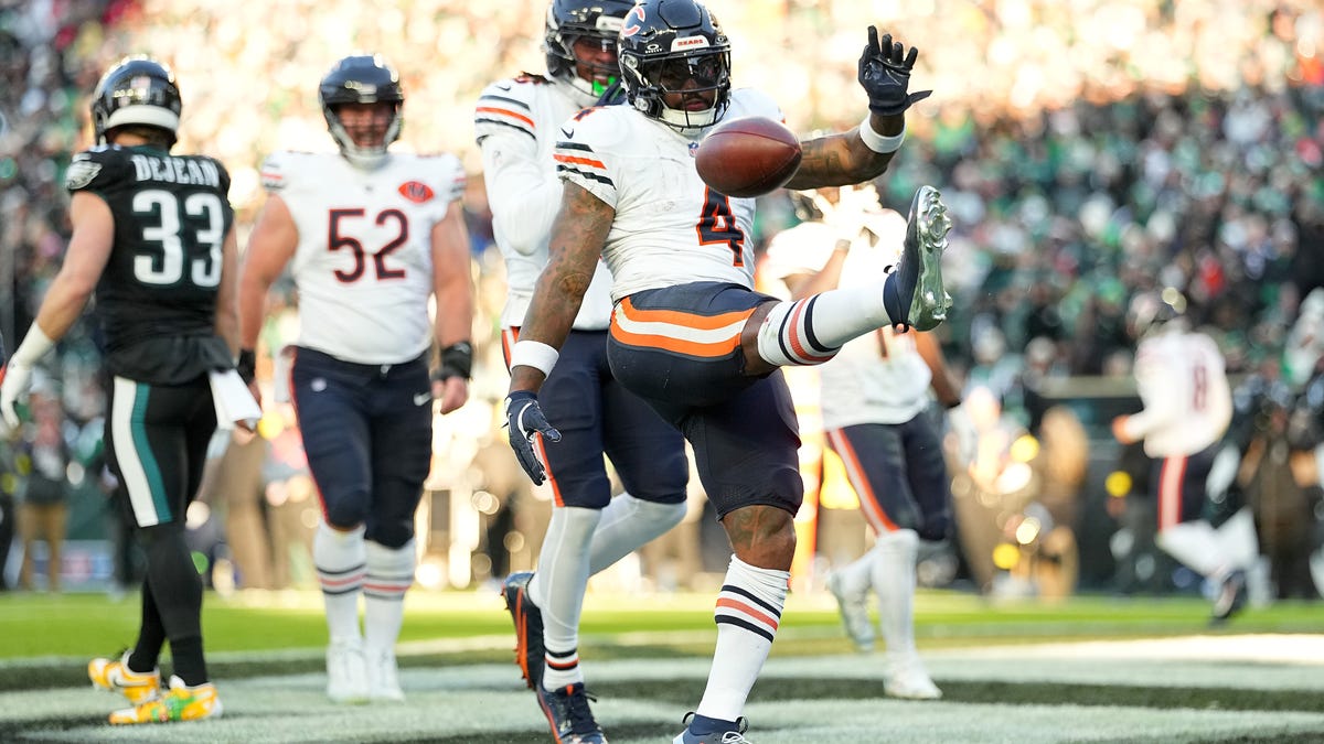 Bears RB D'Andre Swift sounds off on 'team win' vs. Eagles