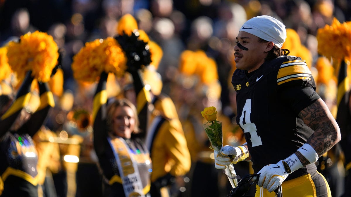 Iowa football defensive captain confirms return for 2026 season