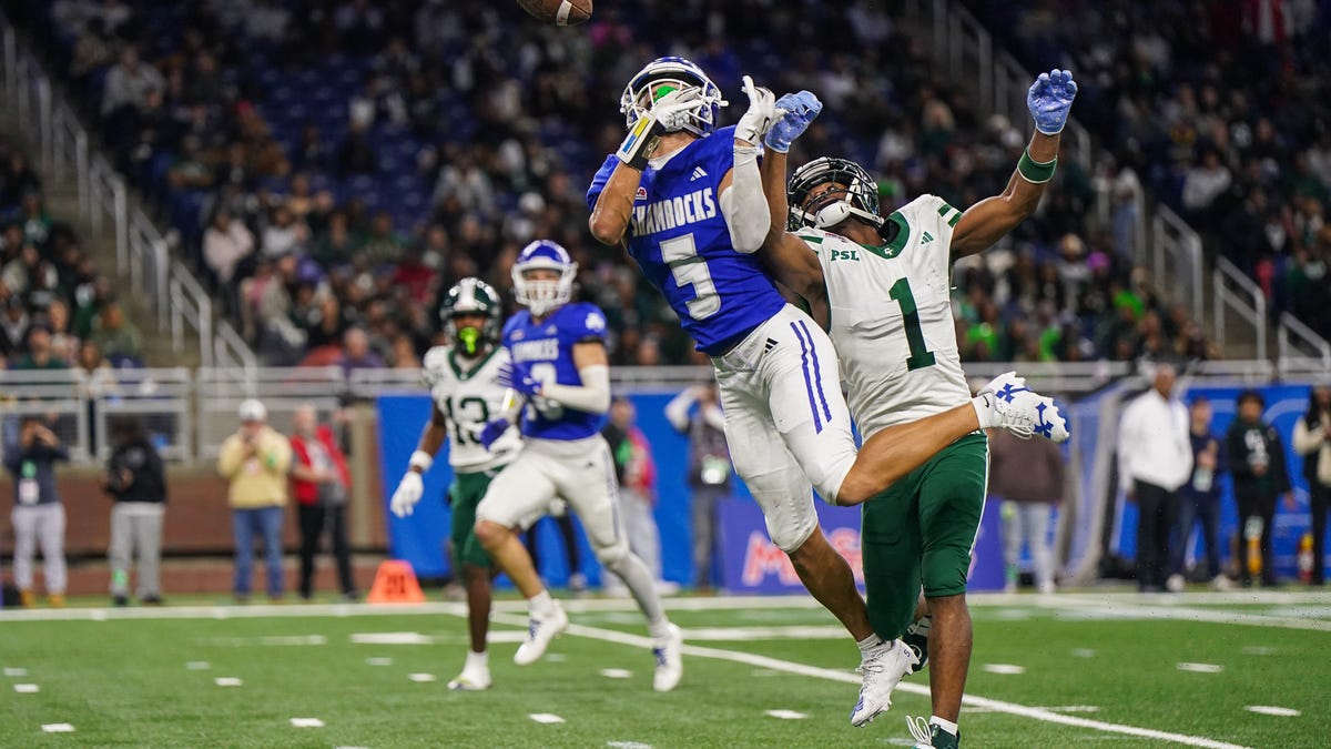 Cass Tech vs Catholic Central score updates, MHSAA football D-1 final