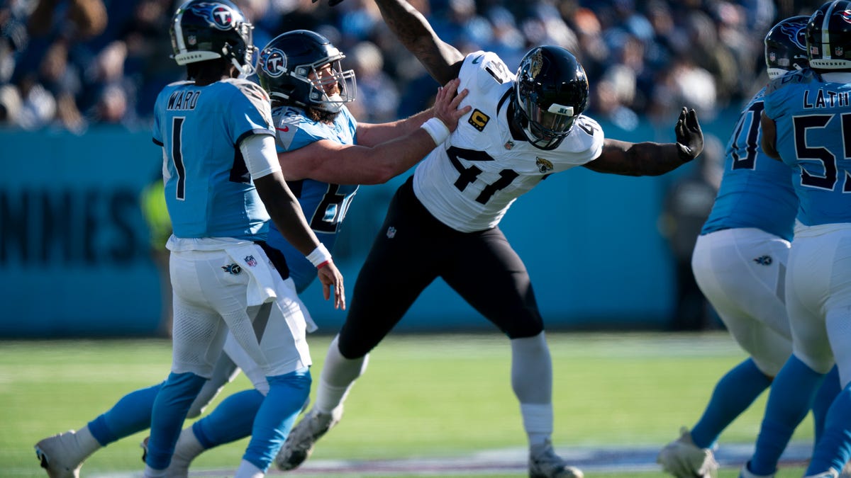 3 Titans O-linemen, including Dan Moore, questionable vs 49ers