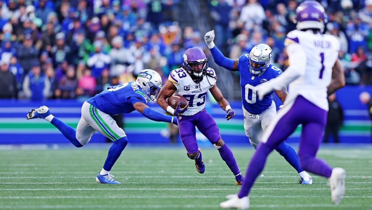 Aaron Jones player props odds, tips and betting trends for Week 14