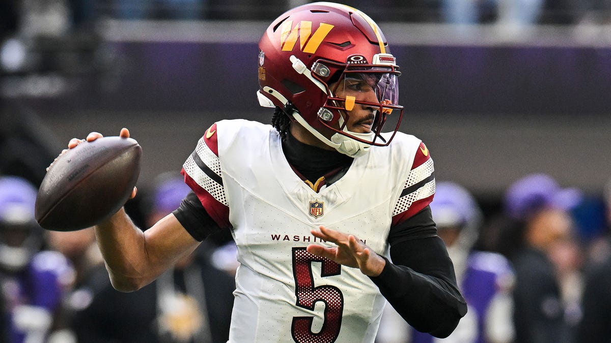 Commanders QB hurts left elbow