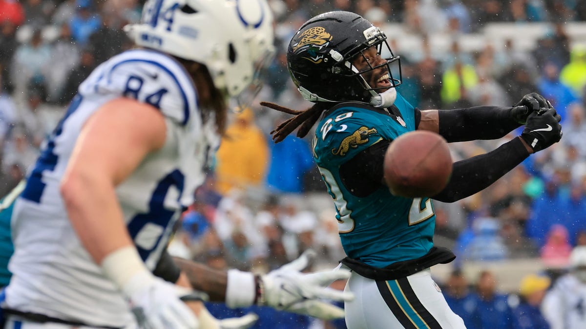 Jaguars safety Eric Murray makes impact in return from neck injury