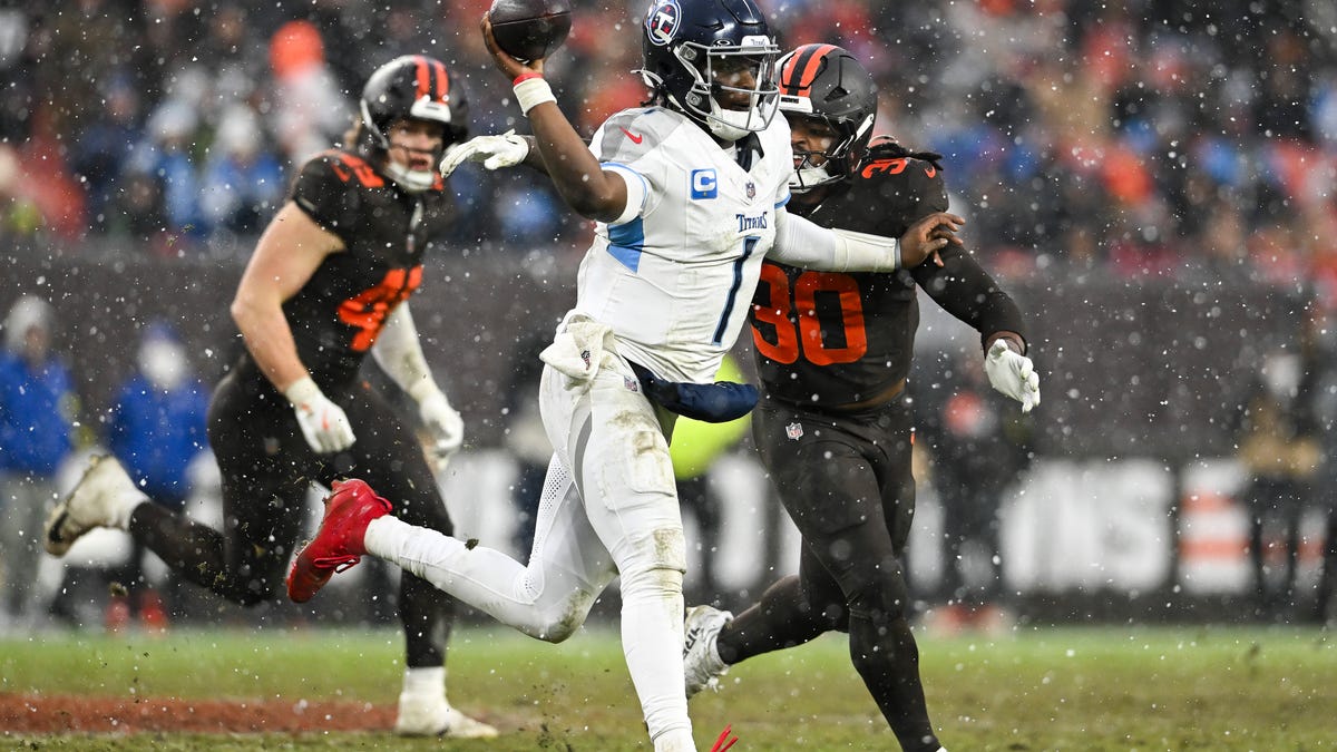 Tennessee Titan's Cam Ward wins Kyle Brandt's weekly 'Angry Run' Award