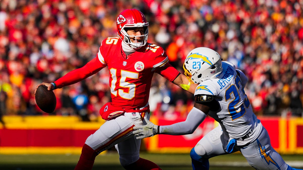 Chargers' Tony Jefferson ejected for hit on Chiefs' Tyquan Thornton