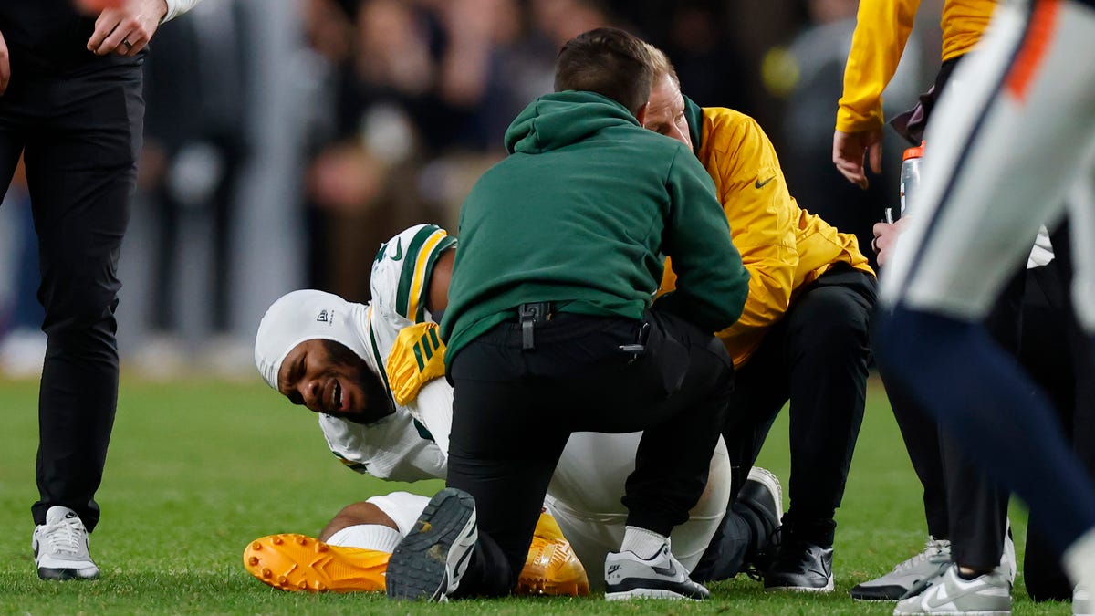 Packers star exits with knee injury