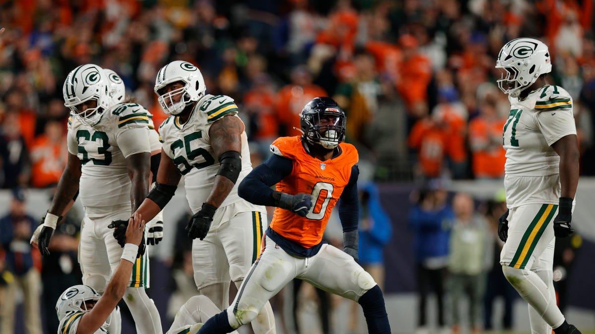 Packers OL loses Zach Tom, crumbles in big matchup vs. Broncos