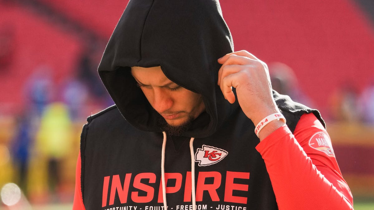 Chiefs QB Patrick Mahomes undergoes knee surgery to repair ACL, LCL