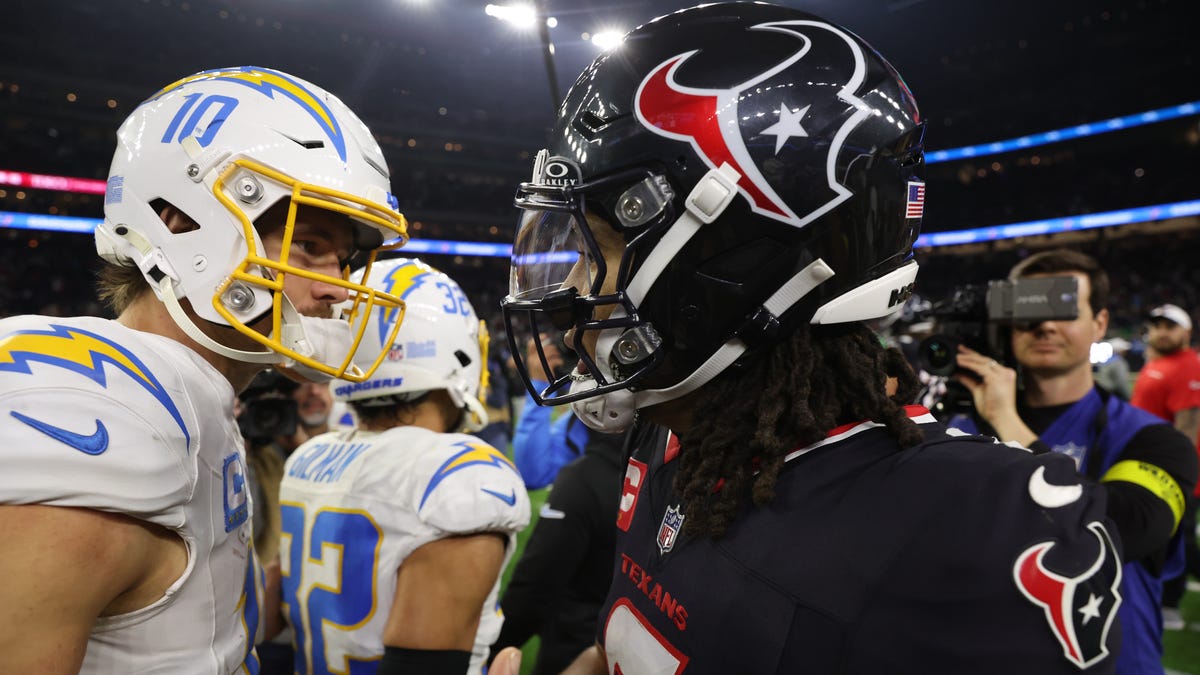 NFL Week 17 predictions and odds as playoff field takes shape