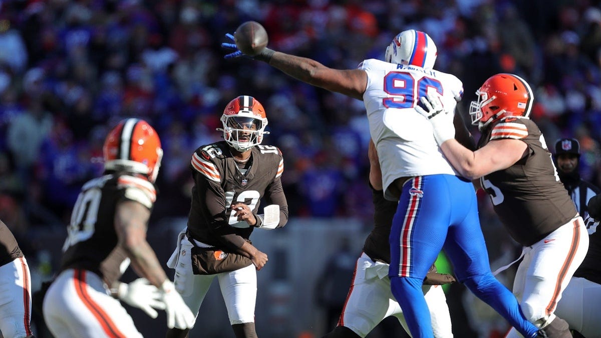 Shedeur Sanders player props odds, tips and betting trends for Week 17