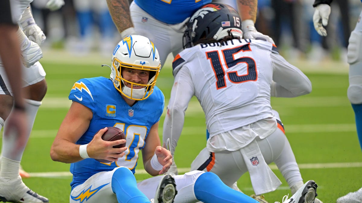 Broncos open as big favorites vs. Chargers in Week 18