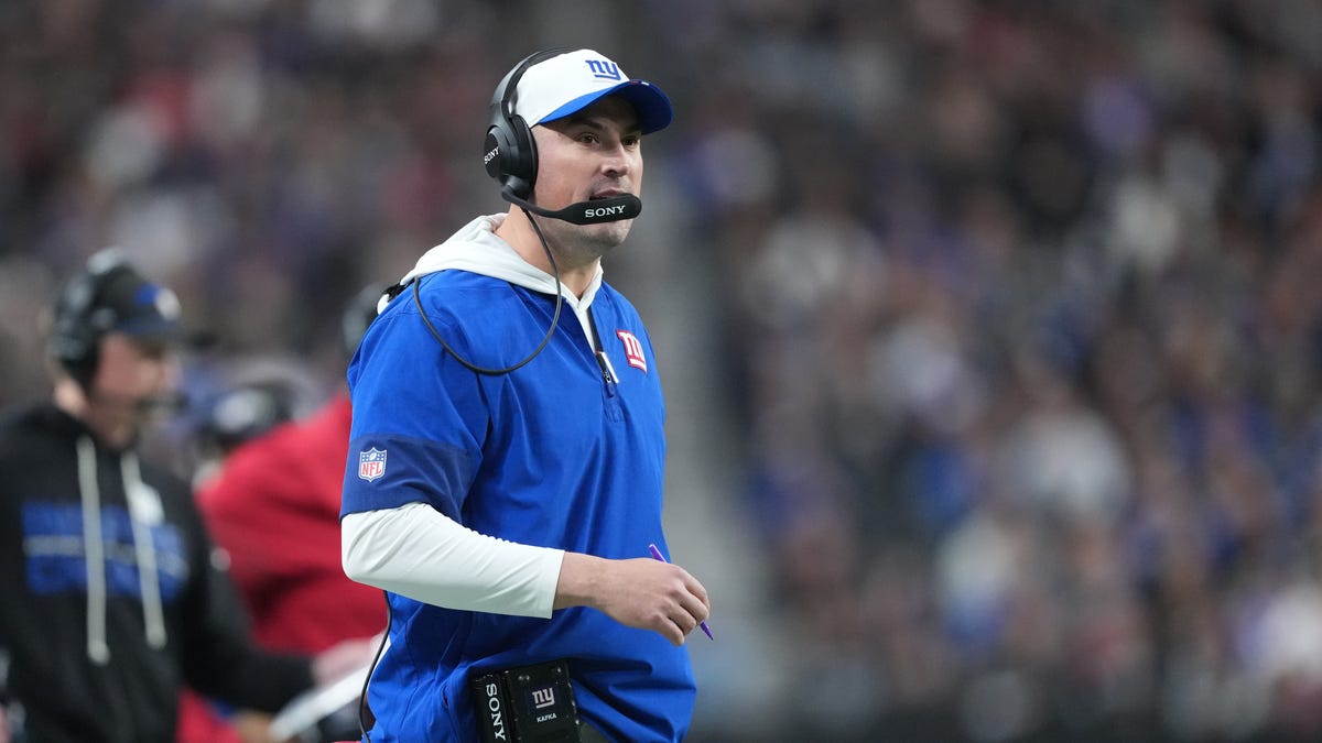 Giants choose pride over draft position in emotional Week 17 win