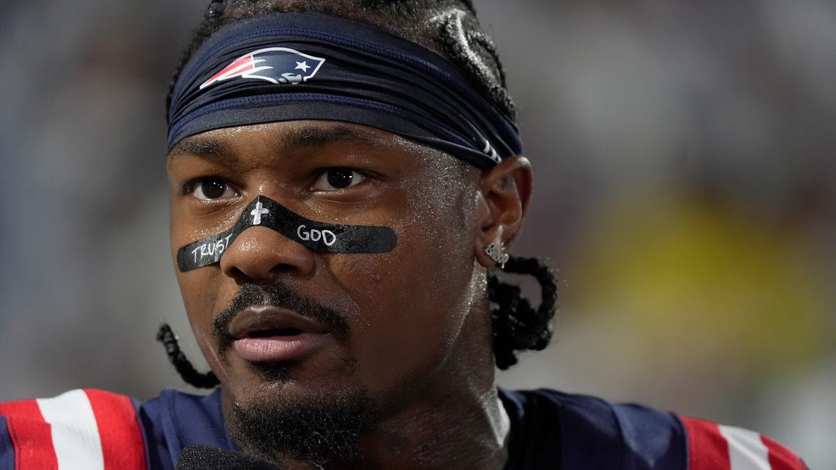 Stefon Diggs' charged with strangulation, assault in court