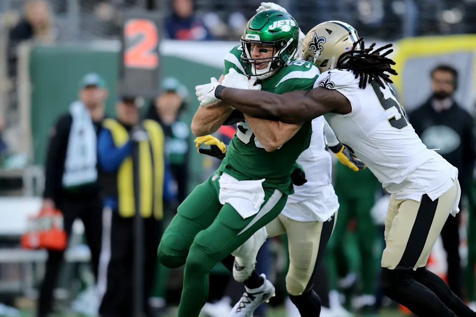 Ryan Griffin, of the New York Jets gets tackled by Demario Davis, of the New Orleans Saints. Sunday, December 12, 2021

Jets Host Saints