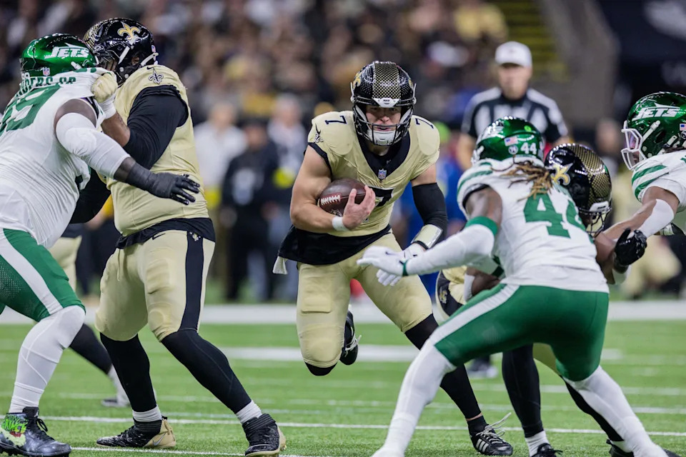 Dec 21, 2025; New Orleans, Louisiana, USA; New Orleans Saints tight end Taysom Hill (7) runs against New York Jets linebacker Jamien Sherwood (44) during the first half at Caesars Superdome. Mandatory Credit: Stephen Lew-Imagn Images