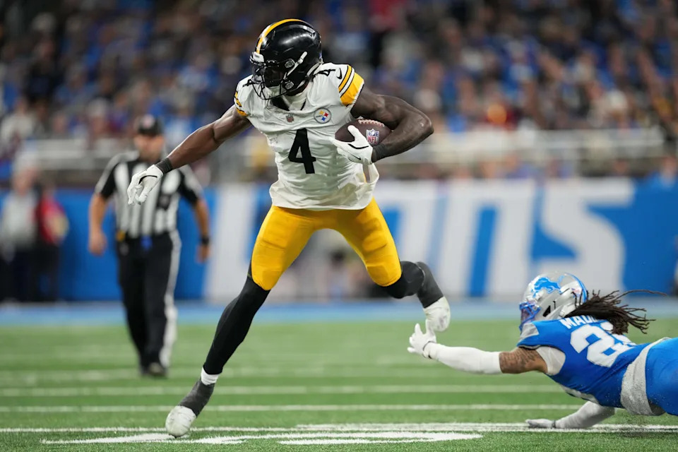 Dan Jackson #28 of the Detroit Lions misses a tackle on DK Metcalf #4 of the Pittsburgh Steelers during the fourth quarter of an NFL game at Ford Field on December 21, 2025 in Detroit, Michigan. (Photo by Nic Antaya/Getty Images)