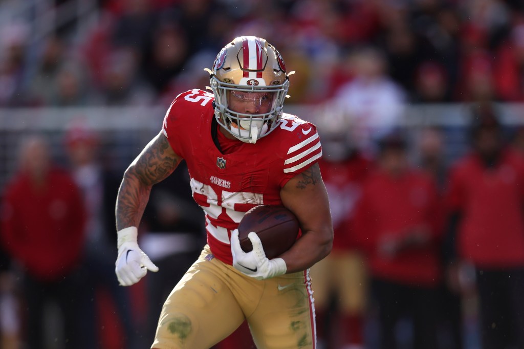 Patriots reshuffle roster, add veteran running back due to injuries