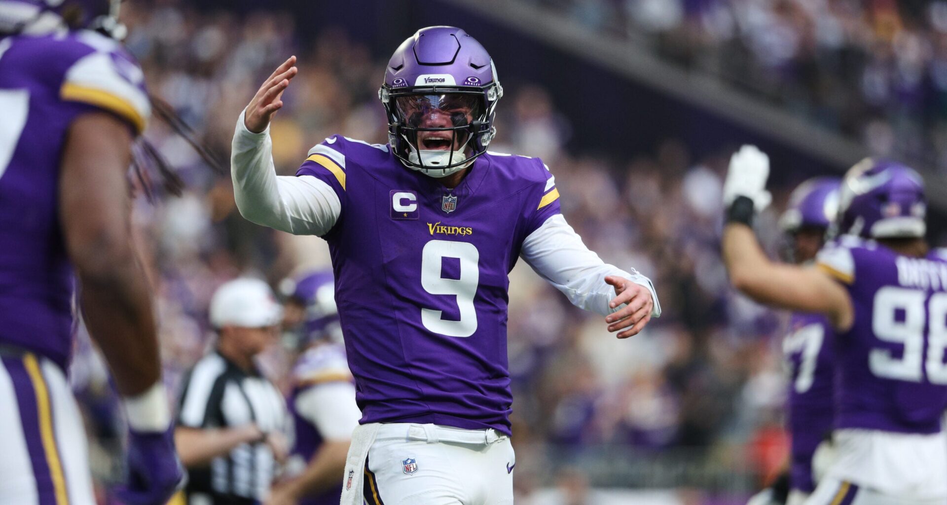 McCarthy, Vikings rebound with 31-0 win over reeling Commanders, who lose Daniels to injury again