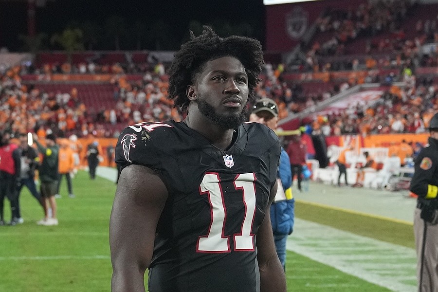 Falcons’ Jalon Walker spreads Christmas joy in the freezing cold