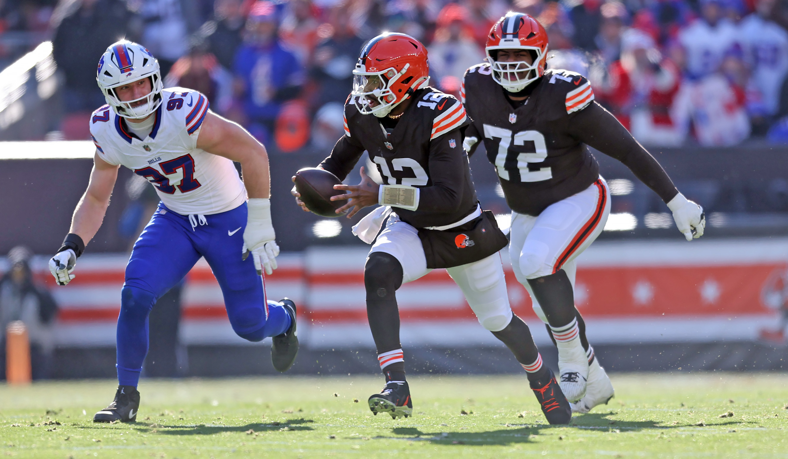 Cleveland Browns quarterback Shedeur Sanders scrambles against the Buffalo Bills in the first half. 