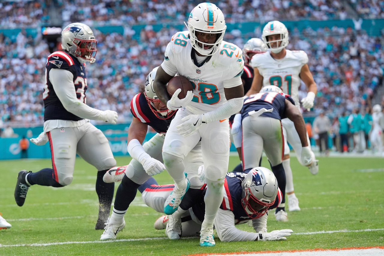 Star Dolphins running back in doubt for Steelers game after rib injury