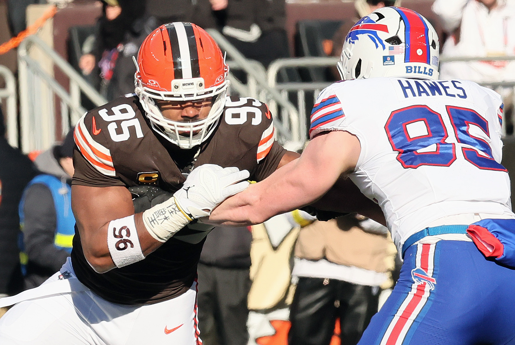 Cleveland Browns defensive end Myles Garrett tries to get around Buffalo Bills tight end Jackson Hawes in the first half. 