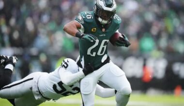 No drama, no mistakes for Eagles in win over Raiders