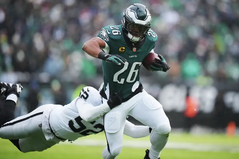 No drama, no mistakes for Eagles in win over Raiders
