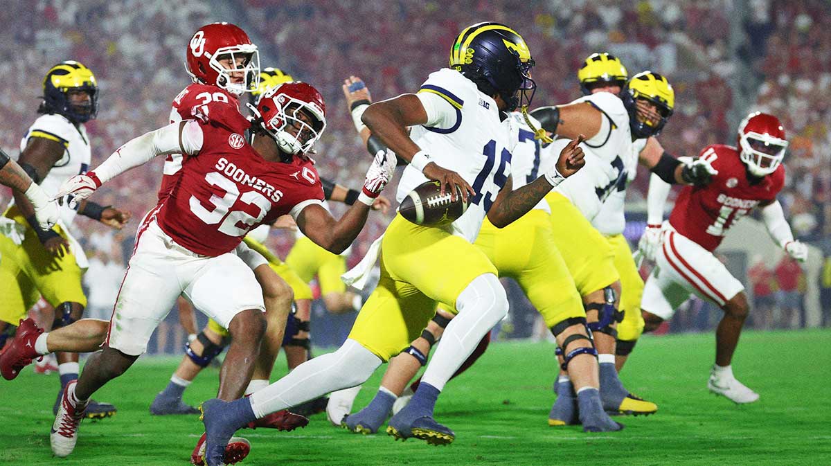 Oklahoma Sooners defensive lineman R Mason Thomas (32) applies pressure on Michigan Wolverines quarterback Bryce Underwood (19) during the second half at Gaylord Family-Oklahoma Memorial Stadium.