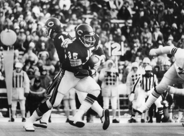 Bears fullback Roland Harper takes a handoff from quarterback Bob Avellini against the Packers at Soldier Field on Dec. 12, 1977. Harper carried nine times for 55 yards. (Ernie Cox Jr./Tribune)