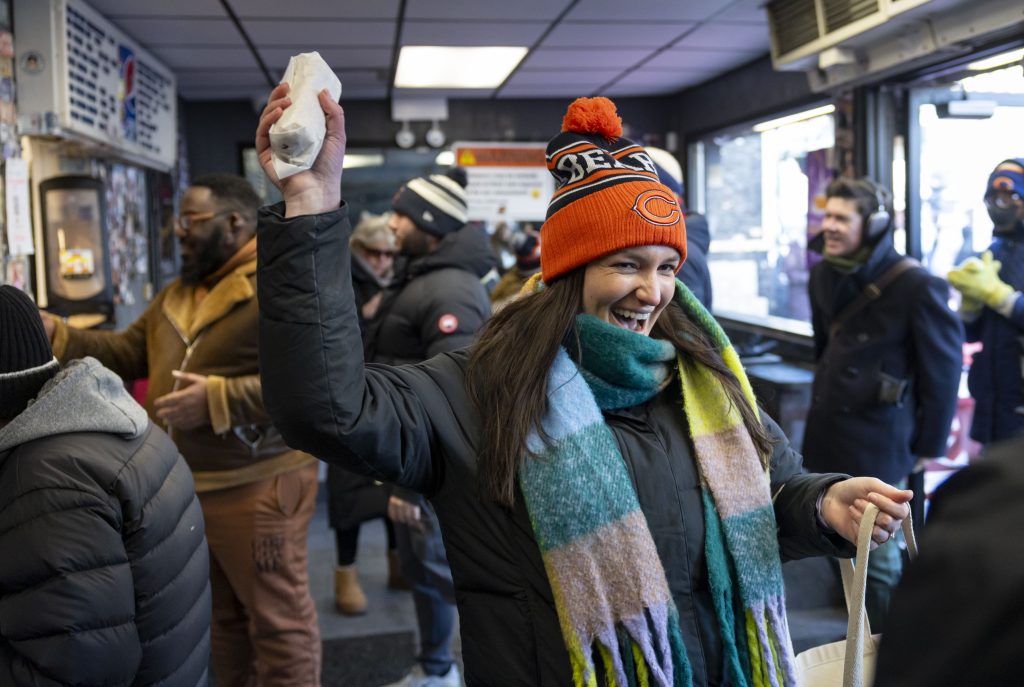 Bears fans line up for free hot dogs at Wieners Circle