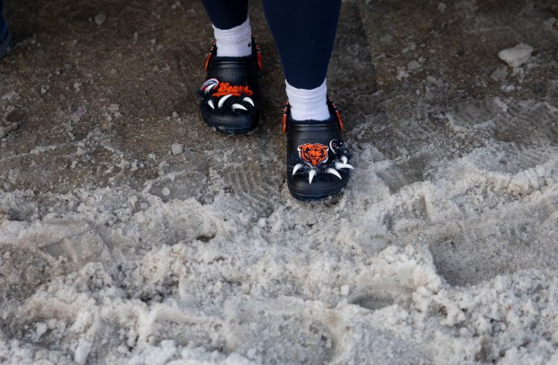 Bears fans line up for free hot dogs, Dec. 2, 2025, at The Wieners Circle in Chicago's Lincoln Park neighborhood. (Brian Cassella/Chicago Tribune)