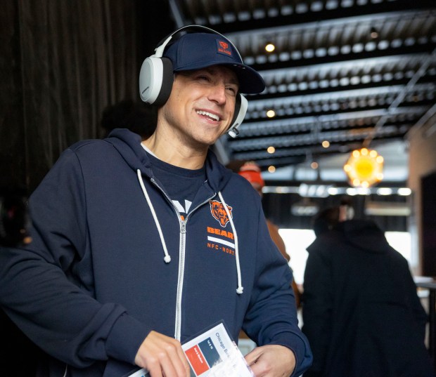 Earl Johnson dresses as Bears coach Ben Johnson as fans line up for free hot dogs, Dec. 2, 2025, at The Wieners Circle in Chicago's Lincoln Park neighborhood. (Brian Cassella/Chicago Tribune)