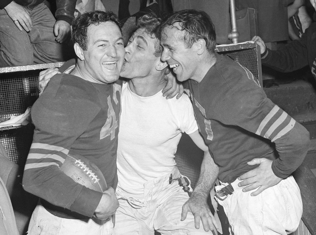 Bears defeated the New York Giants 24-14 to win team's 7th NFL title