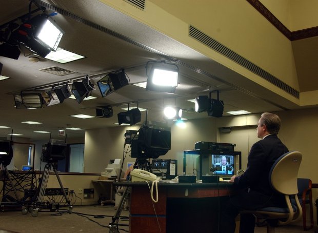 Richard Gordon, military analyst for CLTV and WGN, does an interview from the Chicago Tribune newsroom in March 2003. (Stacey Wescott/Chicago Tribune)