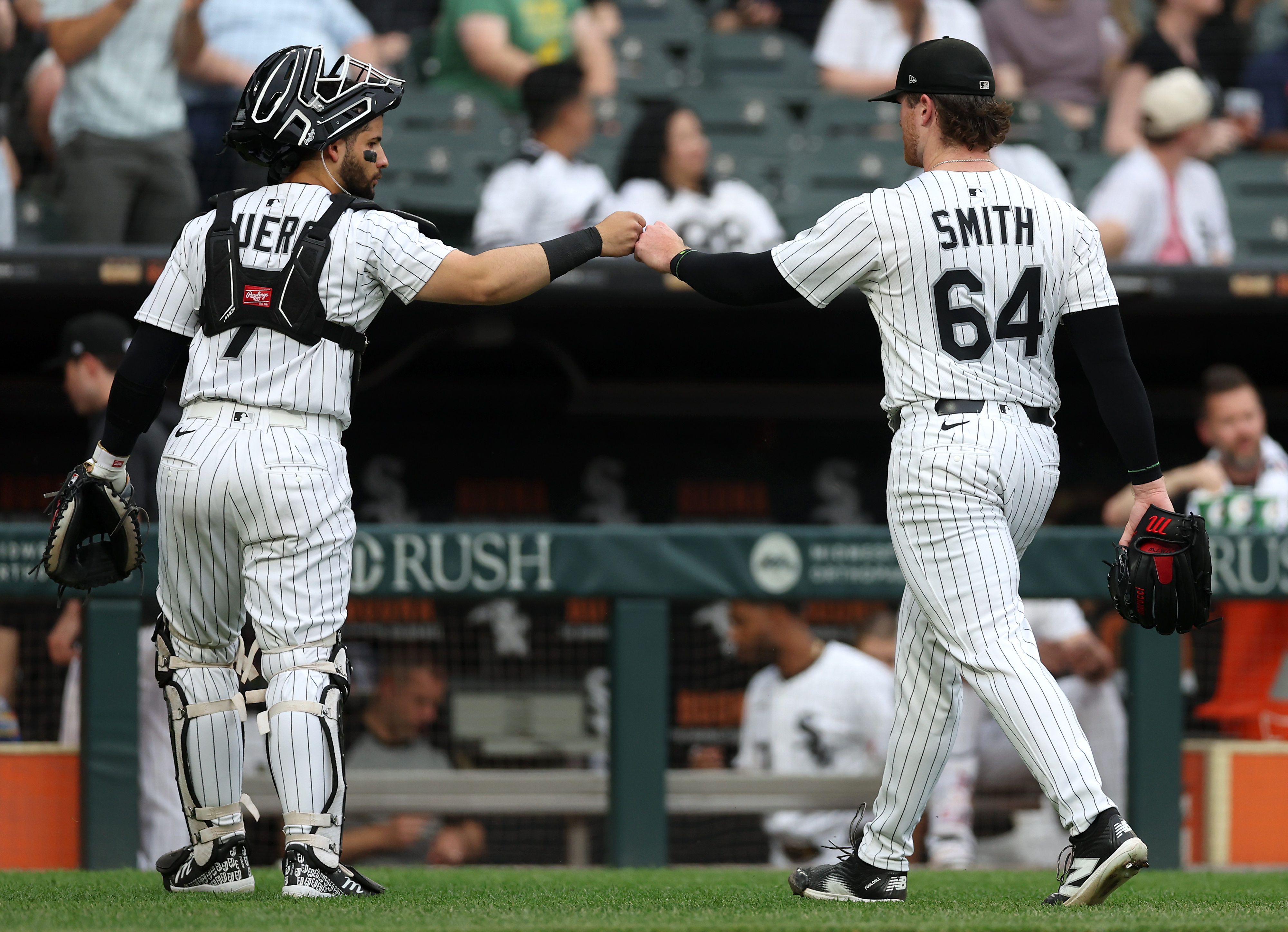 Chicago White Sox catcher Edgar Quero (7) and starting pitcher...