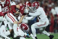 Oklahoma quarterback John Mateer (10) runs into Alabama linebacker Justin Jefferson (10)...
