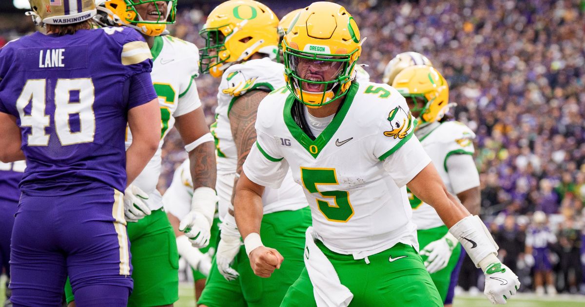Oregon offensive linemen Iapani Laloulu, left, and Emmanuel Pregnon line up for the Ducks, via Ben Lonergan:The Register-Guard : USA TODAY NETWORK via Imagn Images