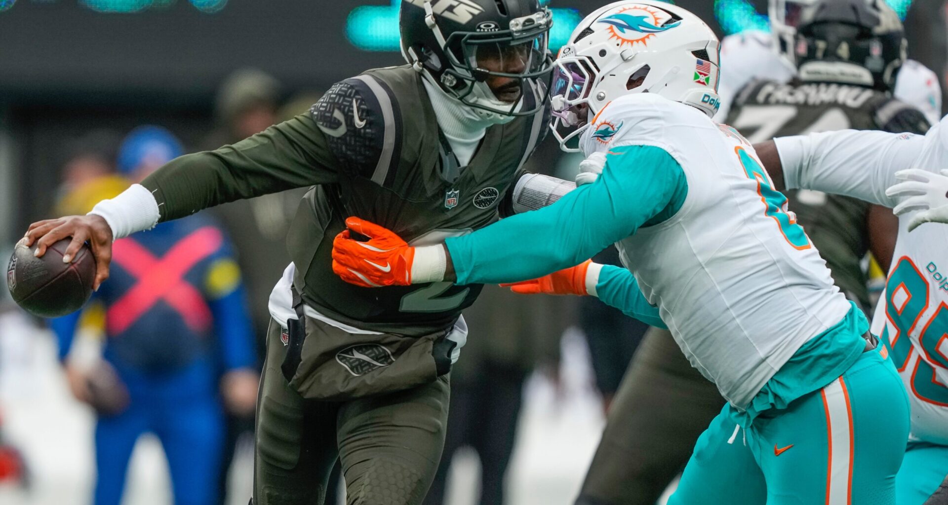 Jets rookie Brady Cook steps in for injured Tyrod Taylor, makes NFL debut against Dolphins