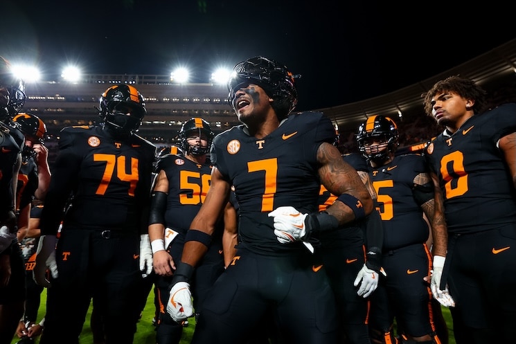 Tennessee Football Linebacker Declares for NFL Draft After Junior Year
