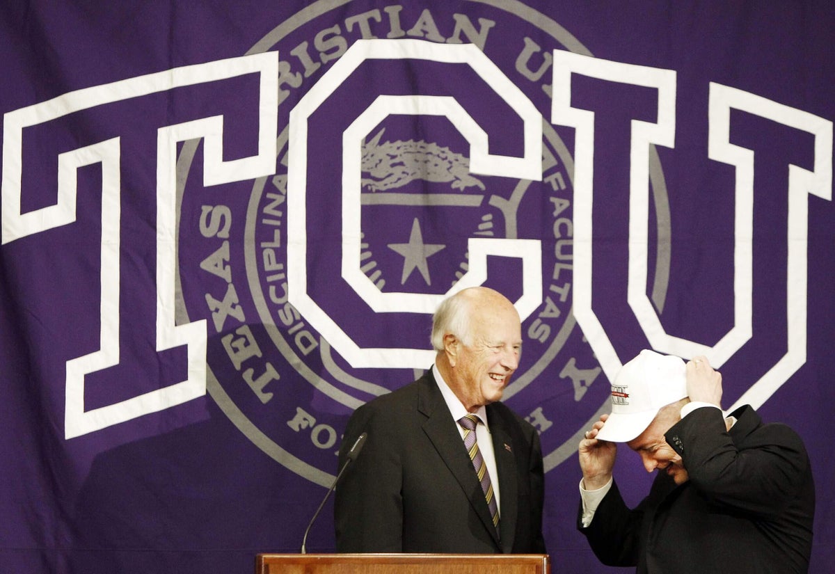 Chuck Neinas, former commissioner who helped shape modern college football, dies at 93