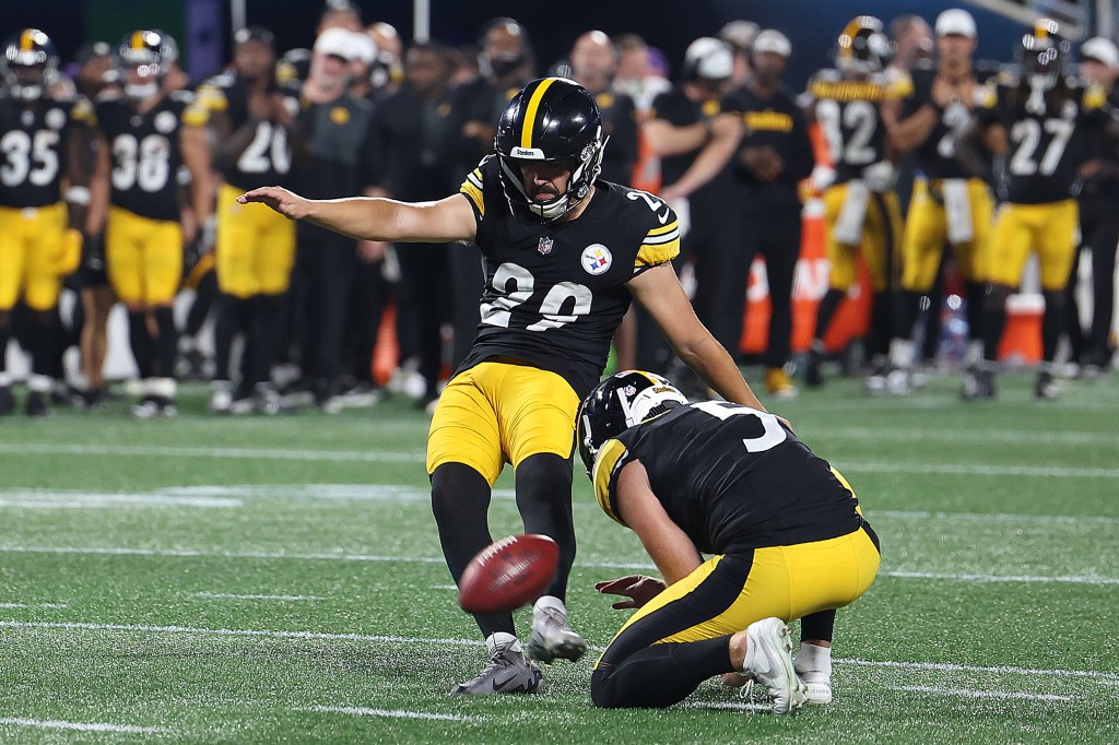 Pittsburgh Steelers kicker Ben Sauls (29) during a NFL preseason football game between the Pittsburgh Steelers and the Carolina Panthers on August 21, 2025 at Bank of America Stadium in Charlotte, N.C. 